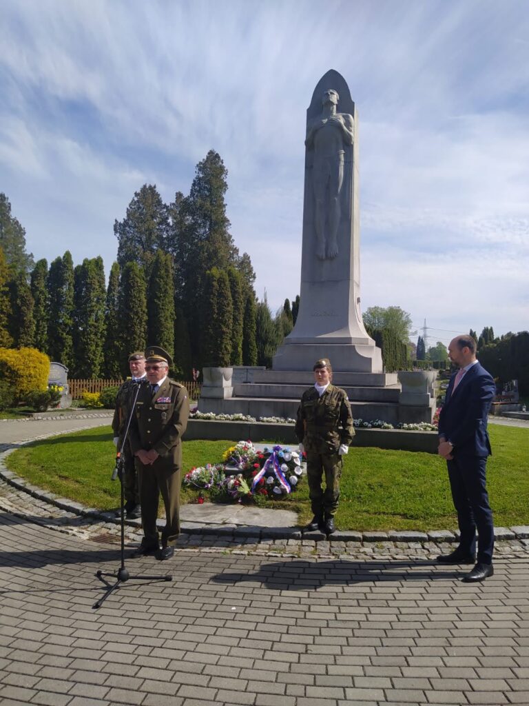 zástupci ČSOL s místostarostou města Ondřejem Syrovátkou u památníku obětem válek na městském hřbitově