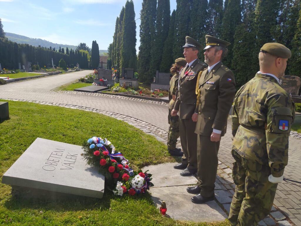 zástupci ČSOL před památníkem obětem válek na městském hřbitově