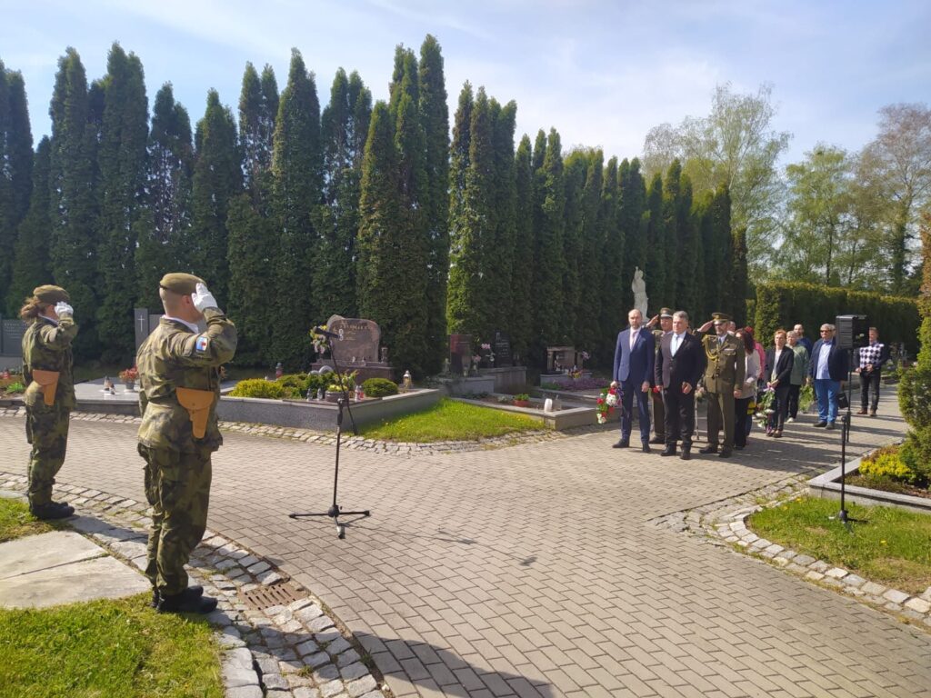 zástupci města, ČSOL a dalších spolku před památníkem obětem válek
