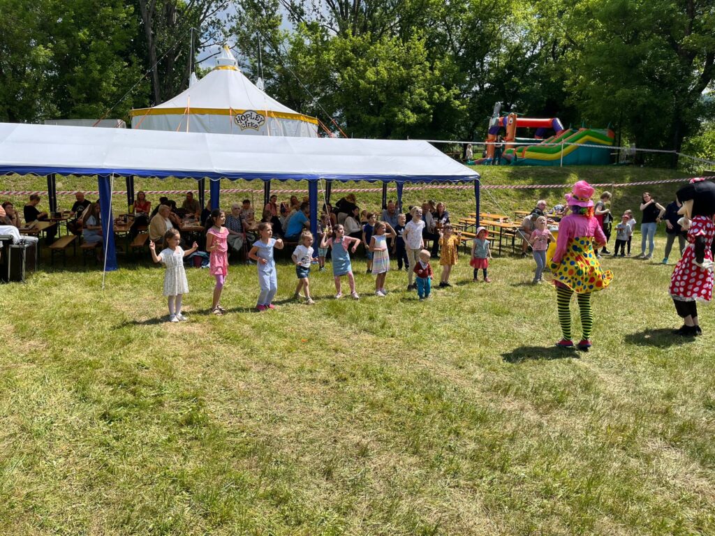 Děti tančí na zahradě u Orlovny