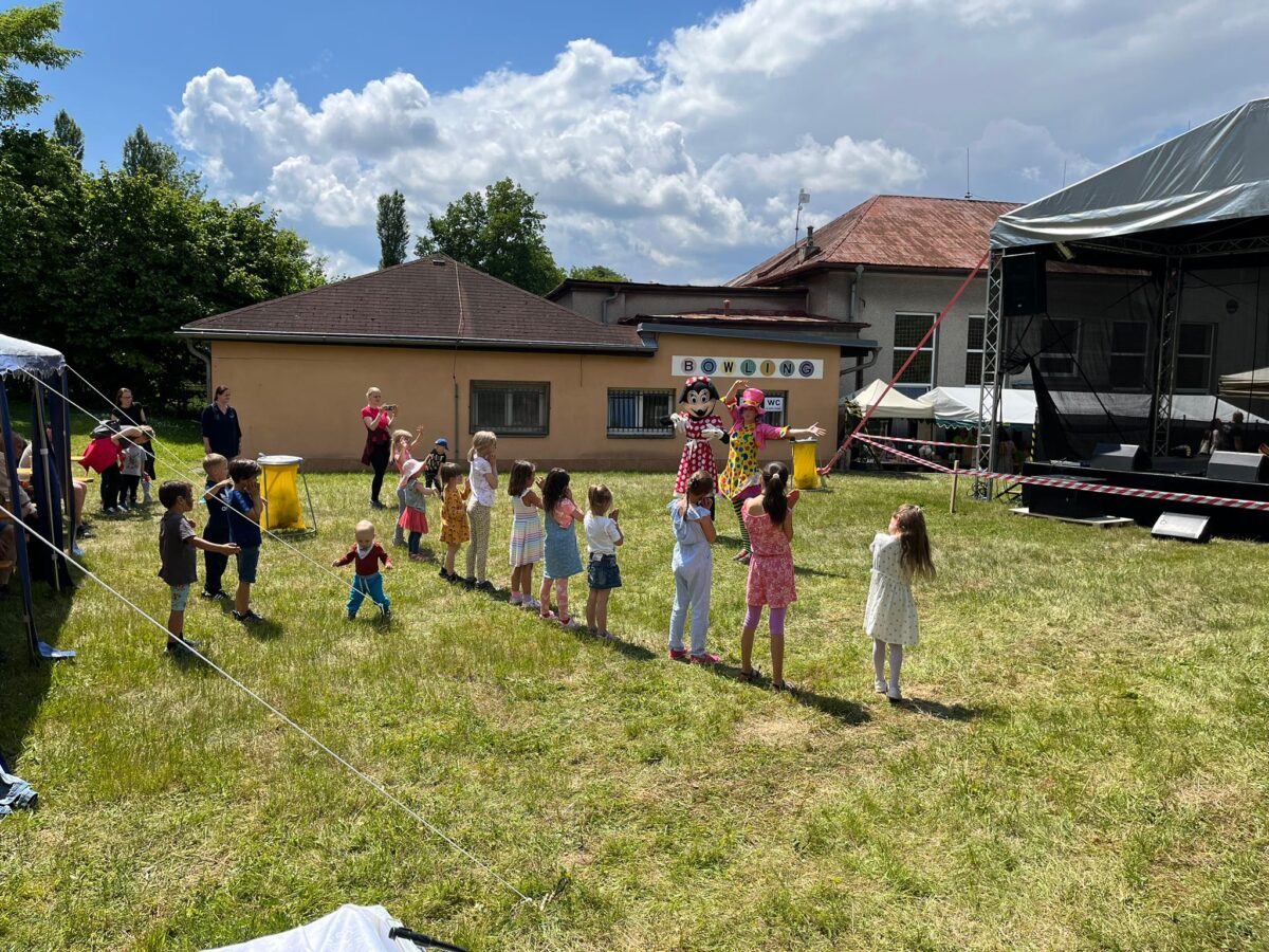 Děti na zahradě u Orlovny v Loučce