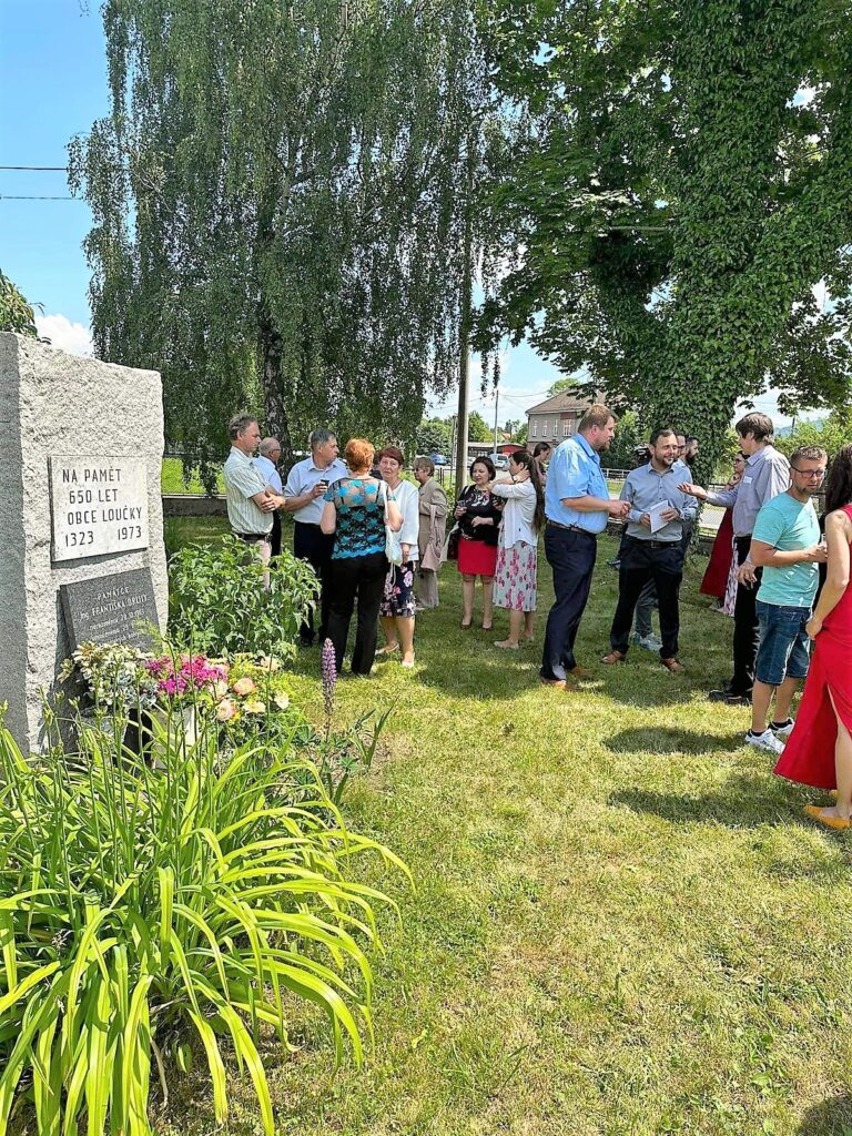 Návštěvníci u pamětní desky Františka Orlity v Loučce