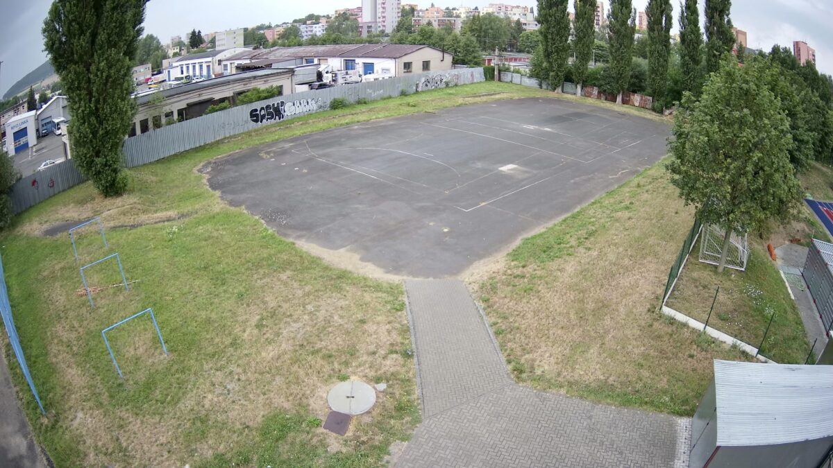 pohled shora na hřiště, na kterém se bude skatepark budovat