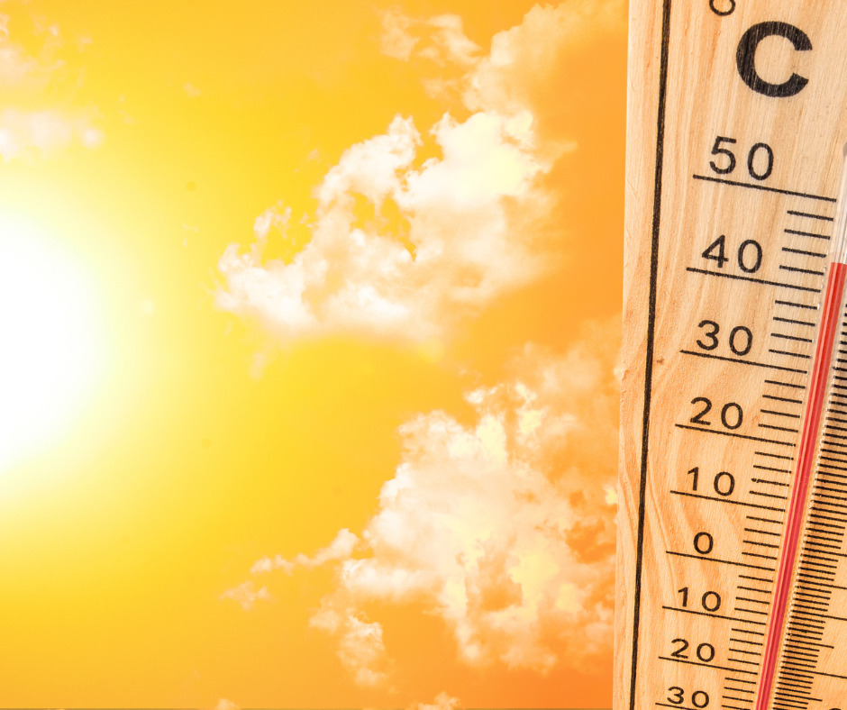 Vysoké teploty na teploměru a slunce