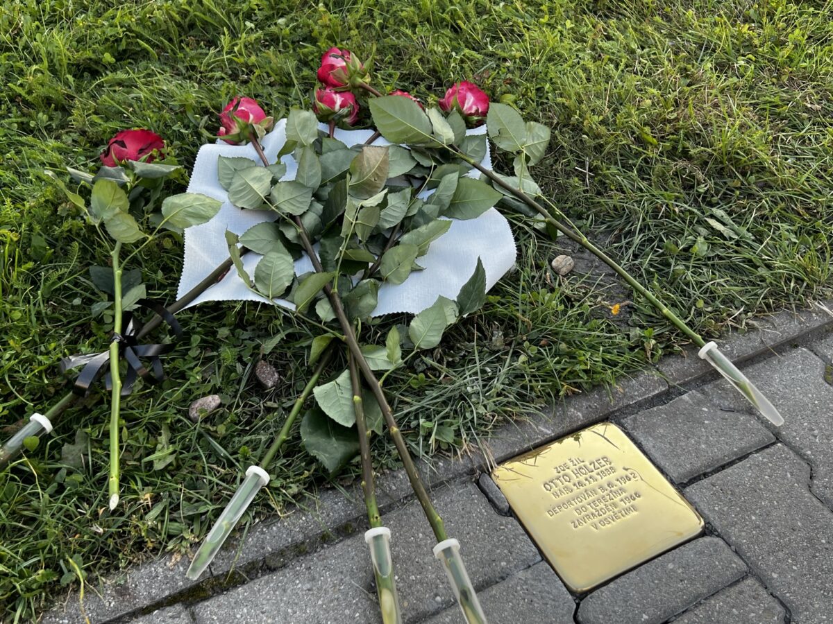 Kámen zmizelých s kyticí na ulici Msgr Šrámka