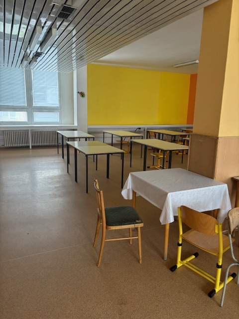 Školní jídelna ZŠ Dlouhá před rekonstrukcí, stoly a židle
