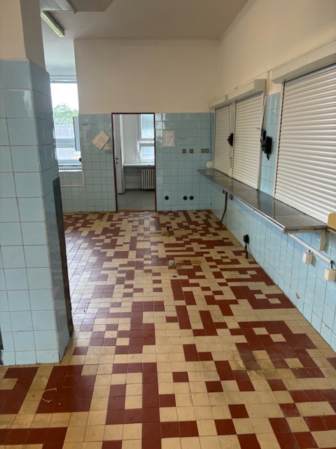 Školní kuchyně před rekonstrukcí, prostor s výdejními okénky