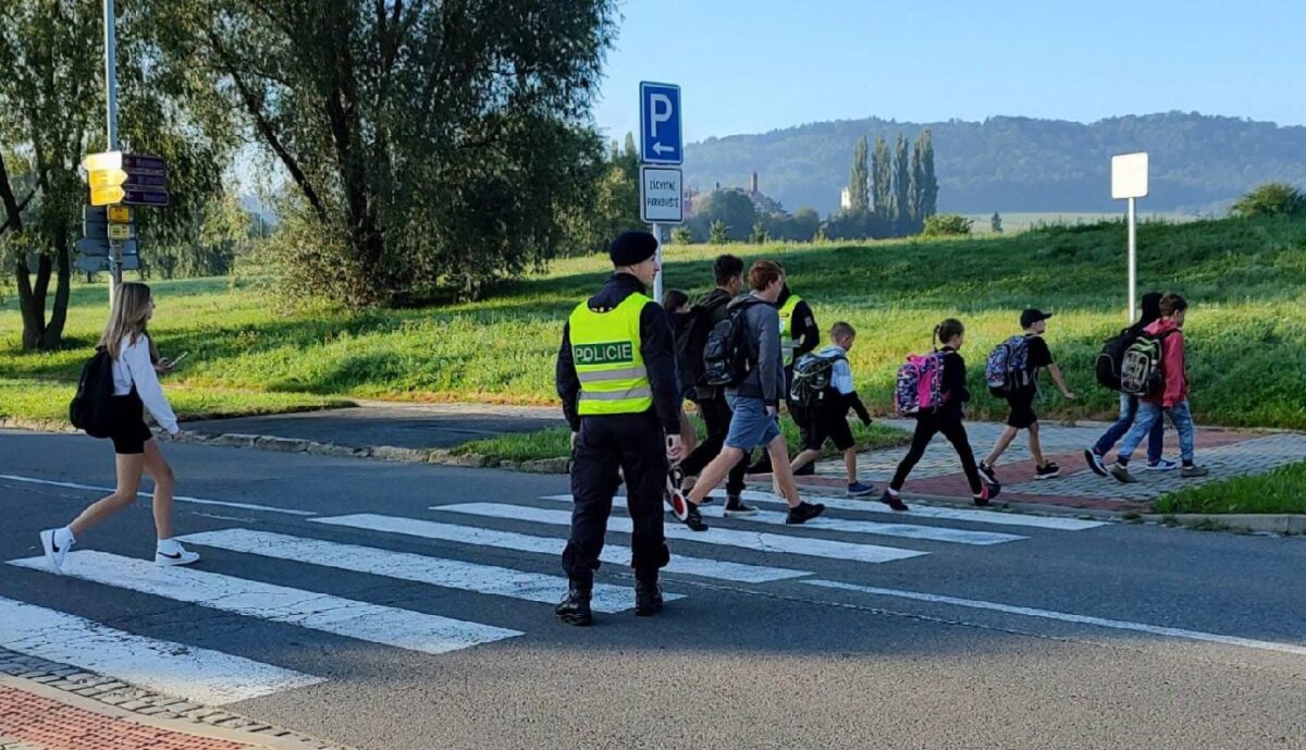 Děti na přechodu pro chodce