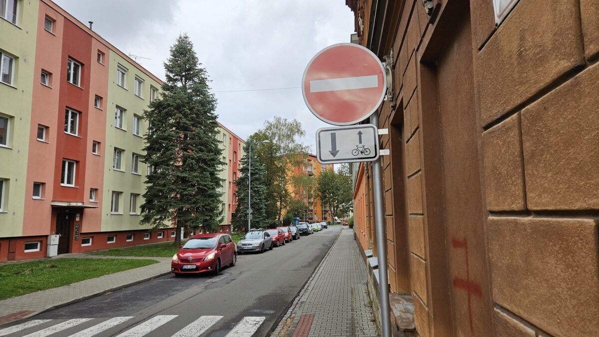 Zákazová značka na ulici Nádražní a přechod pro chodce