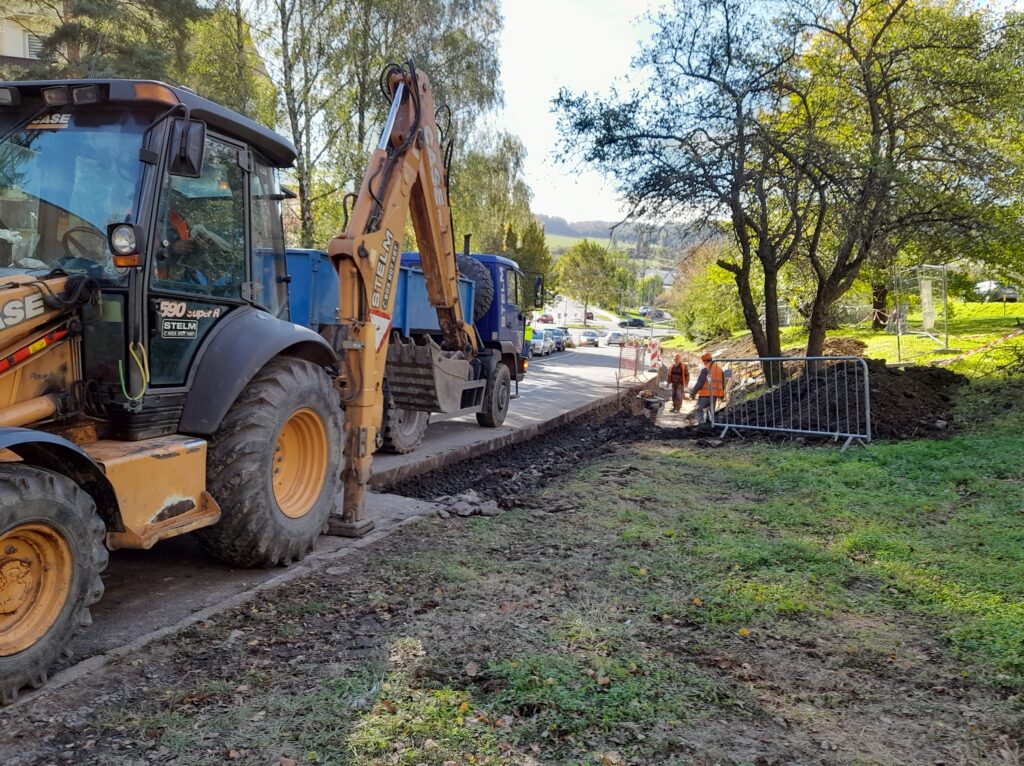 bagr a nákladní auto u výkopových prací na ulici Dlouhá