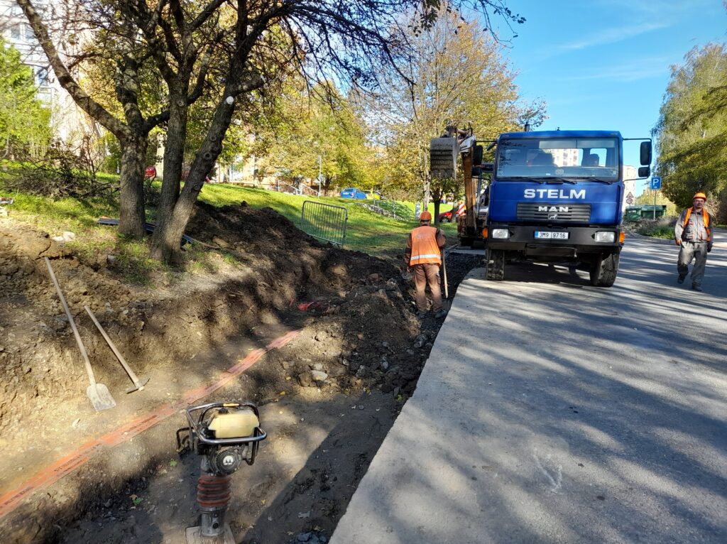 odfrézovaná část silnice na ulici Dlouhá a nákladní auto