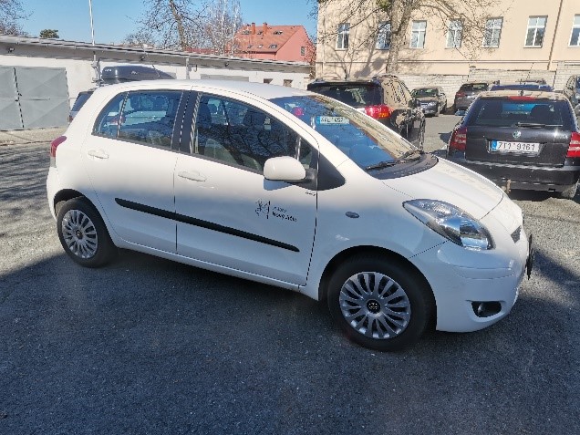 Vůz Toyota Yaris z boku